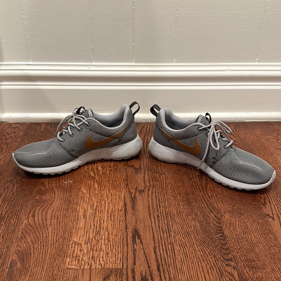 Nike Roshe One Running Shoes Gray and Gold - Picture 4 of 7